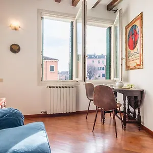 7 Windows On By Lionhost , Venise Italie